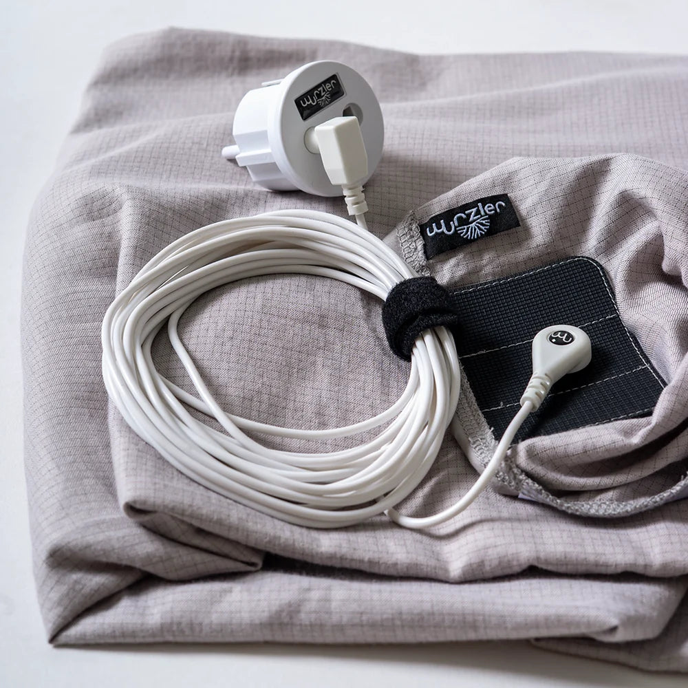 Uzemňovací kabel a zástrčka jako součást balení uzemňovacího prostěradla