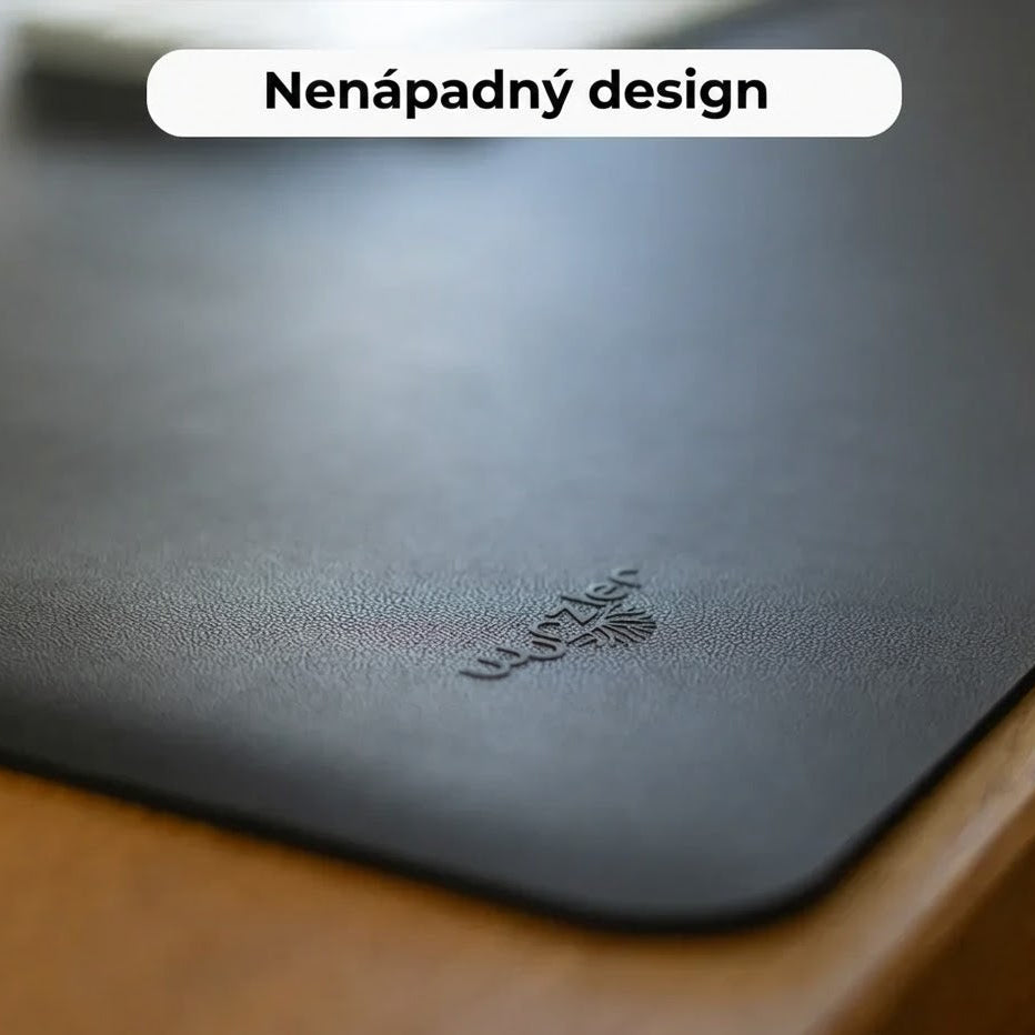 Uzemňovací podložka položená na pracovním stole pro použití při práci u počítače